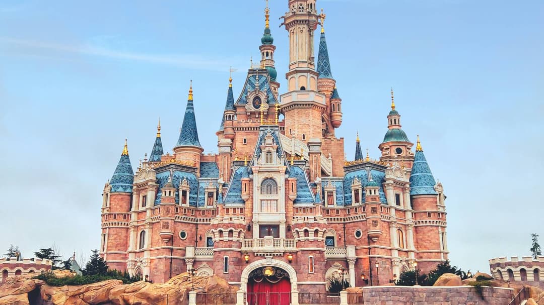 Disneyland Geger: Remaja Nekat 'Glitch' di Wahana! 1 Disneyland Geger: Remaja Nekat 'Glitch' di Wahana!