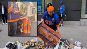 Fans Knicks 'Loot' Tong Sampah, Dijual Ribuan!
