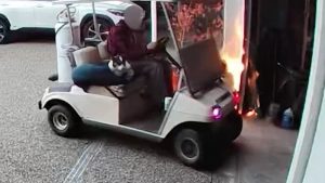 Solo Player Gila Bakar Garasi, Kabur Pakai Golf Cart!