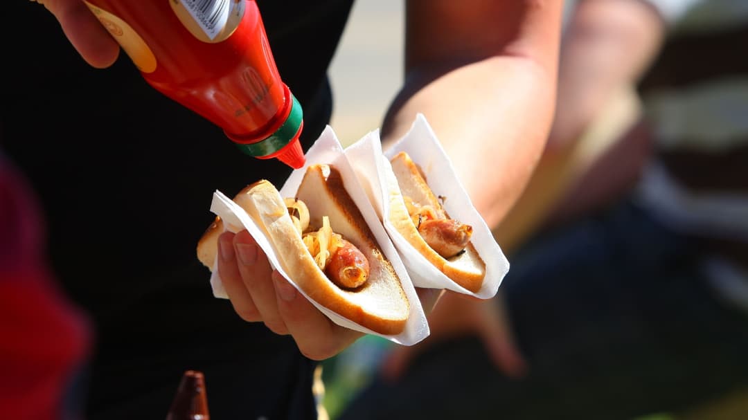 UCF Bikin Geger! Hot Dog Tanpa Henti + Tiket Bola! 1 UCF Bikin Geger! Hot Dog Tanpa Henti + Tiket Bola!