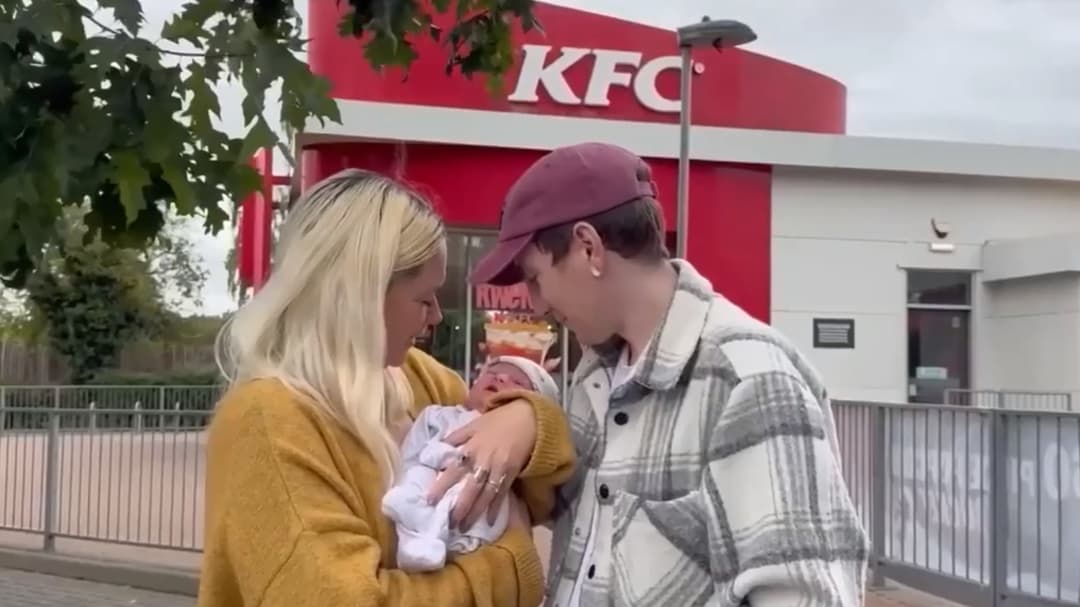 Plot Twist! Bayi Lahir di KFC, Dapat Gelar Spesial! 1 Plot Twist! Bayi Lahir di KFC, Dapat Gelar Spesial!