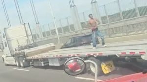 Gila! Pria Tanpa Baju 'Emote' di Truk Bergerak NYC!