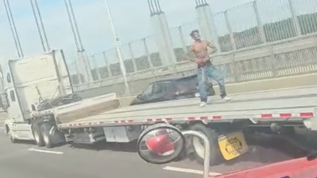 Gila! Pria Tanpa Baju 'Emote' di Truk Bergerak NYC!