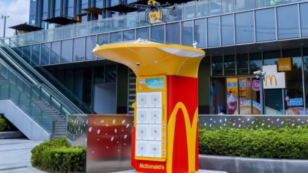 Epic Win: McDonald's Bikin Air Drop Makanan!