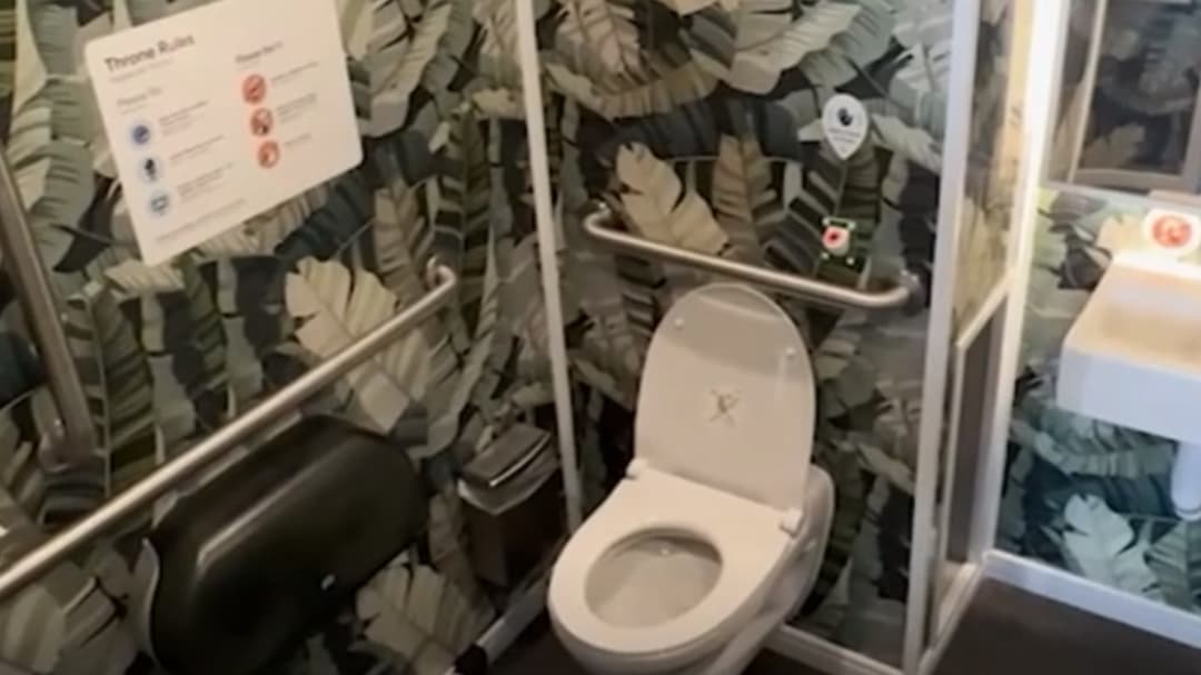 NY Punya Toilet Auto-Kick! Waktu Habis, Pintu Buka!