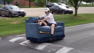Viral Sofa Bisa Jalan Bikin Heboh Kontes Mobil